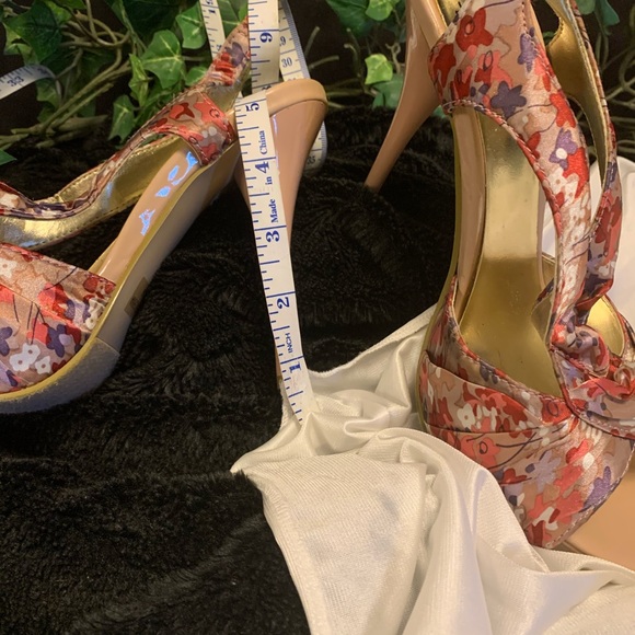 ๐2X HOST PICK๐ SATINY FLORAL PLATFORM HEELS - Picture 7 of 7